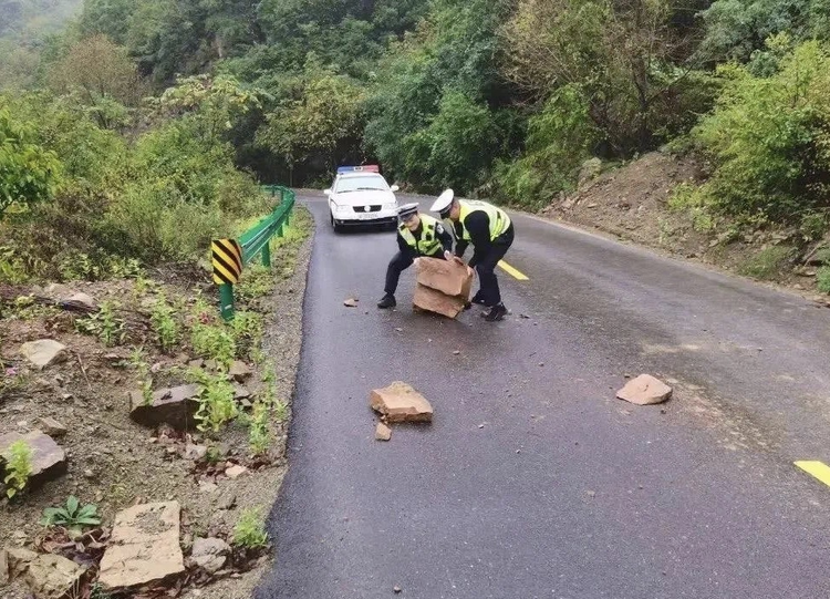 延安：雨中有“我” 用责任担当守护群众生命、财产安全_fororder_图片3
