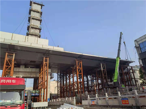 “转动”大桥的人——记襄阳东西轴线上跨铁路转体桥总工程师夜卫平_fororder_转体段钢箱梁架设完成全景照