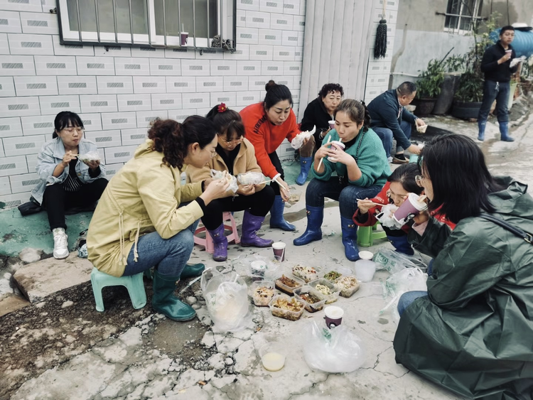 延安：雨中有“我” 用责任担当守护群众生命、财产安全_fororder_图片1