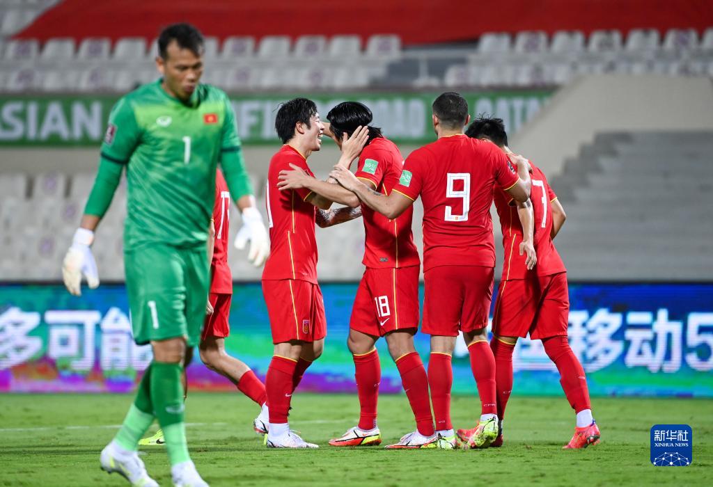 12强赛首胜！中国男足补时3:2绝杀越南队