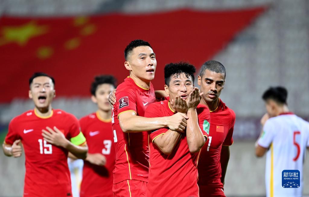 12强赛首胜！中国男足补时3:2绝杀越南队