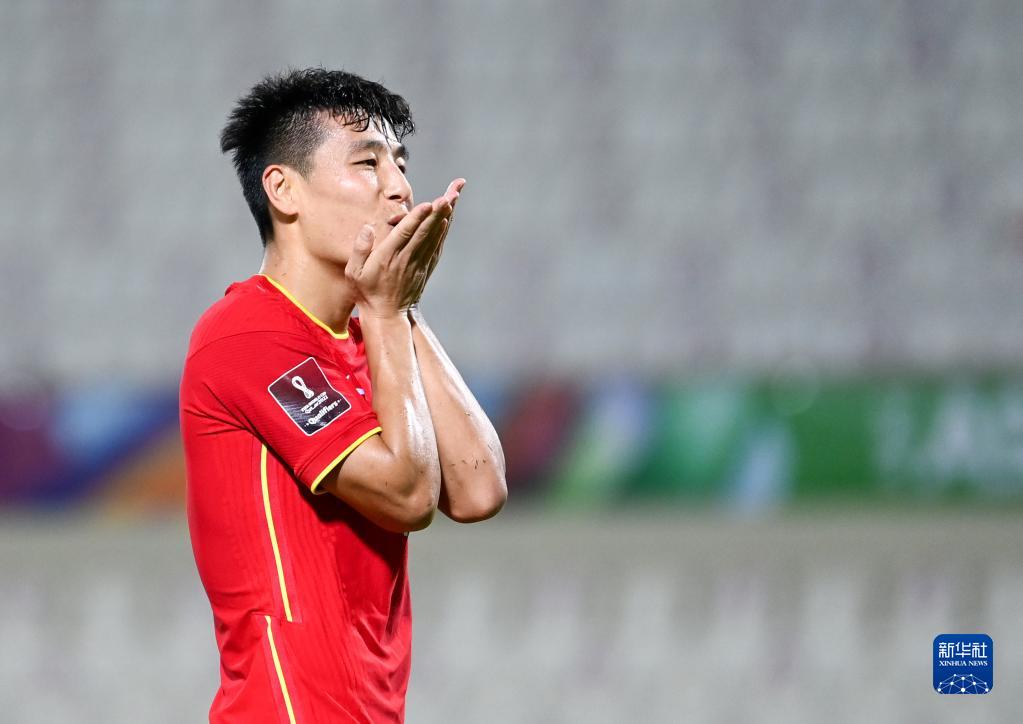 12强赛首胜！中国男足补时3:2绝杀越南队