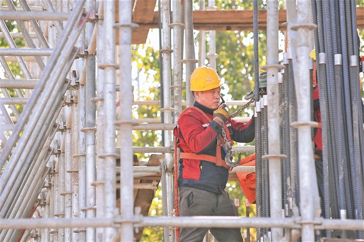 哈尔滨老机场路高架桥建设施工忙