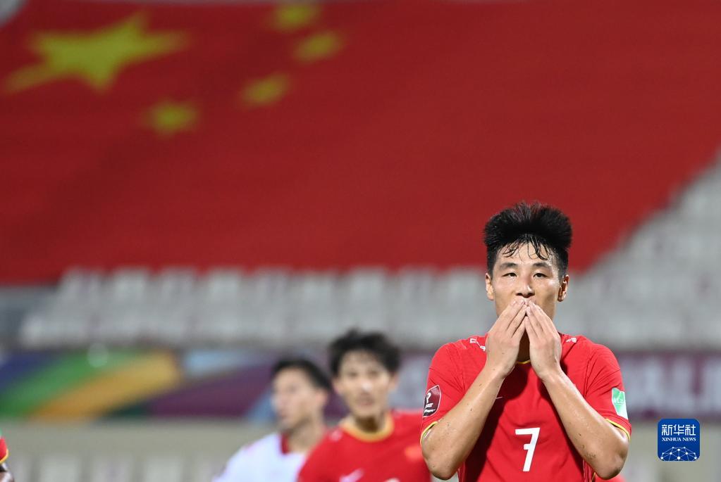12强赛首胜！中国男足补时3:2绝杀越南队