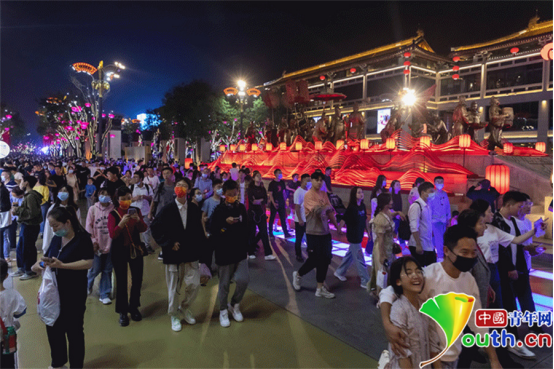 （转载）国庆佳节，外地游客偏爱西安曲江这种“范儿”！