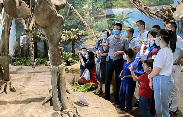十一黄金周 自贡恐龙博物馆再现旅游高峰_fororder_2游客参观恐龙馆现场（供图-自贡市文广旅局）