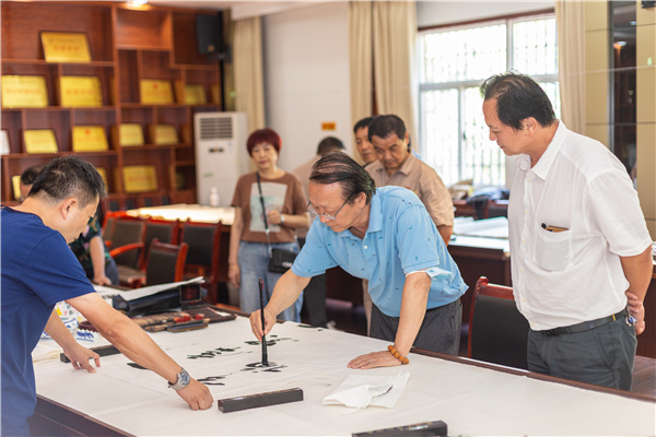 西安市国资委系统“水务杯”职工书画摄影展将于10月26日开幕_fororder_陕西省书法家协会副主席王行舟现场创作贺展作品
