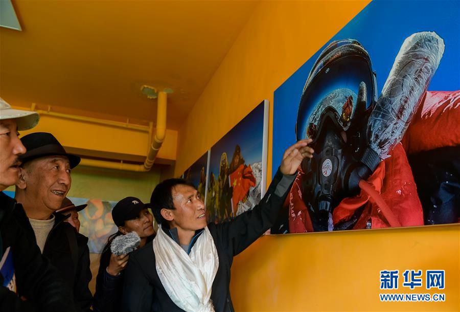 12次登顶珠峰的人——登山向导扎西次仁摄影作品拉萨展出
