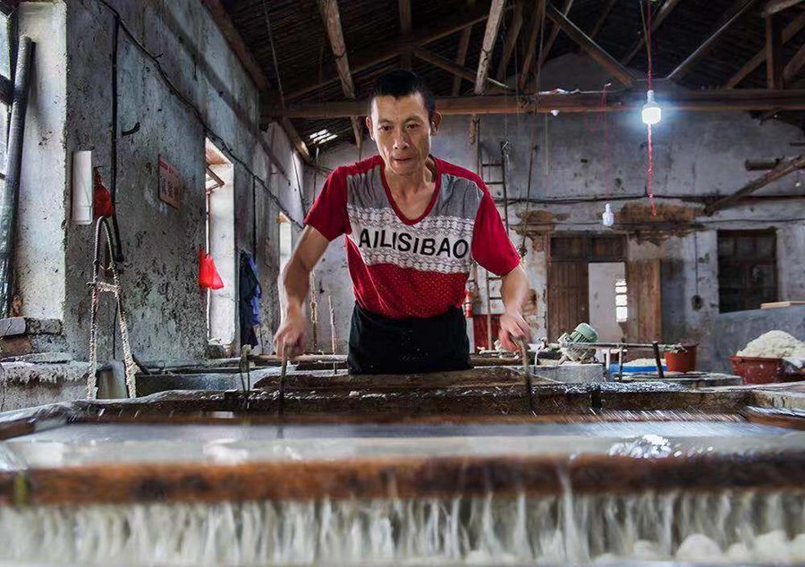 探访福建“非遗”技艺：传承400多年，72道工艺，制作出“纸中丝绸”