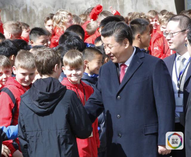 习近平和泽曼与中捷小球员合影
