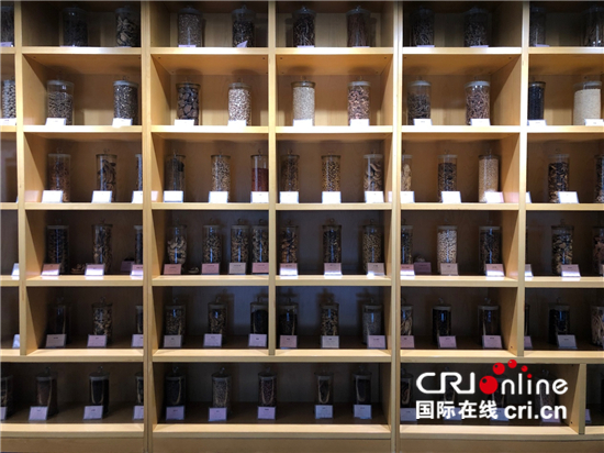 （昆明生物多样性大会）百年药企走上“智慧化”新路——探访云南特色生物资源重点企业云南白药集团_fororder_△云南白药集团展示区展示的云南本土中草药