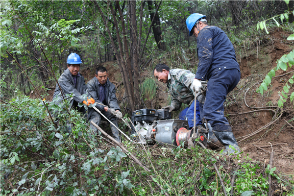 国网延安供电公司：翻山辟路  冒雨恢复89户村民供电_fororder_mtxx02