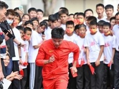 苏炳添回到梦开始的地方 母校寄语小运动员