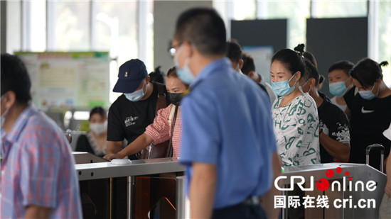 （高铁时代）系列图文报道之一：打卡全国最小高铁站——五府山站_fororder_图5 乘客通过闸机.JPG
