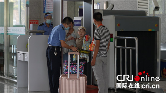 （高铁时代）系列图文报道之一：打卡全国最小高铁站——五府山站_fororder_图4 进站乘客通过安检.JPG