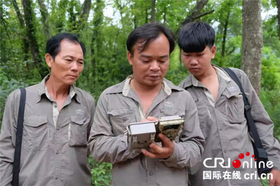 广西渠楠白头叶猴社区保护案例入选COP15“生物多样性100+全球典型案例”_fororder_图片4：巡护队成员参加红外相机培训  图片来源：美境自然_副本