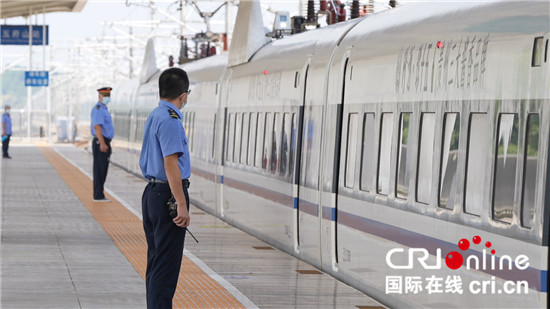 （高铁时代）系列图文报道之一：打卡全国最小高铁站——五府山站_fororder_图7 经停五府山站的高铁.JPG