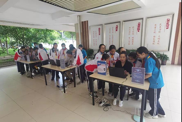 成都：强化网络安全意识 筑牢校园安全屏障_fororder_师生们一起体验活动-供图-成都市教育局