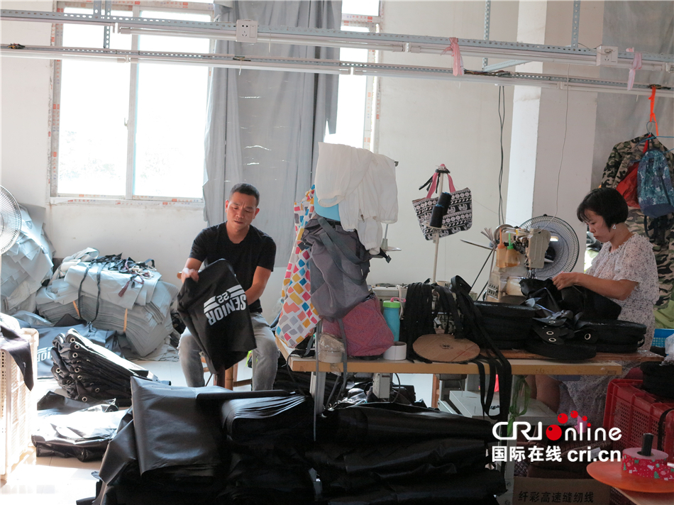 高铁助力乡村振兴——村民搭上致富快车_fororder_图5 箱包厂老板陈益平.JPG