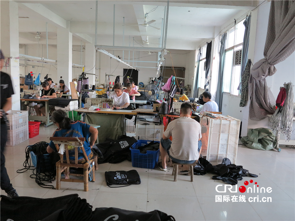 高铁助力乡村振兴——村民搭上致富快车_fororder_图6  箱包厂内景.JPG