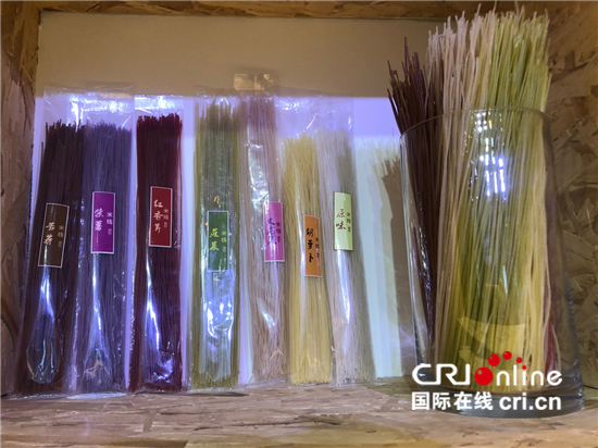 腊肠树、蒜头果、五色米……探访云南生物多样性保护实践与成果展_fororder_△多彩米线