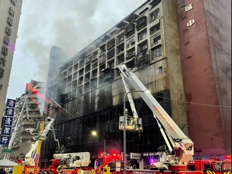 总台直击丨台湾高雄大火46死41伤 7楼以上伤亡惨重_fororder_06