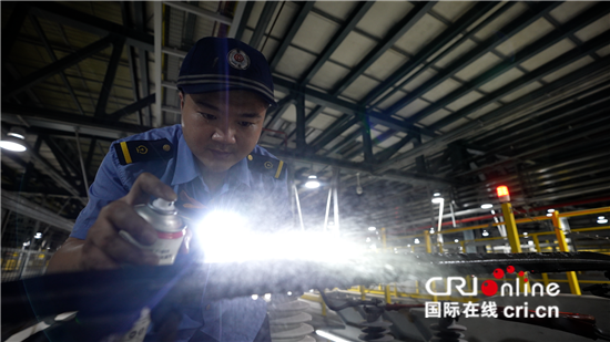 探秘鲜为人知的高铁工种_fororder_图12  作业中的刘鹏