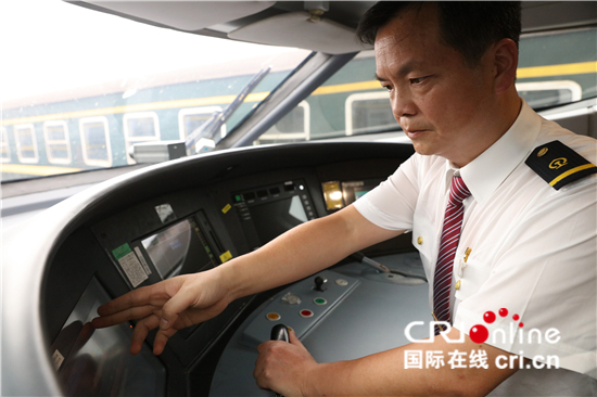 探秘鲜为人知的高铁工种_fororder_图4  苏盛正在对动车信号进行确认