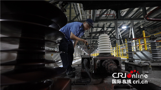 探秘鲜为人知的高铁工种_fororder_图11  刘鹏正在检查动车顶部的受电弓