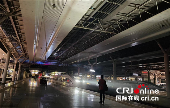 探秘鲜为人知的高铁工种_fororder_图1  添乘员薛曦凌晨在站台等候上车