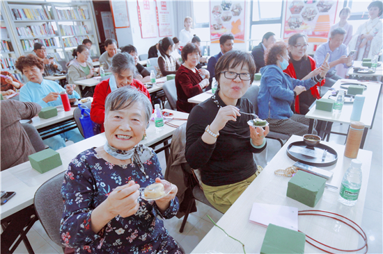 南京建邺融侨社区多样重阳活动引领中外居民发扬传统文化_fororder_图片10