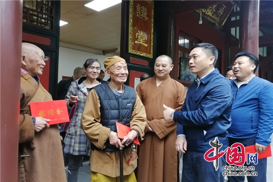 （转载）成都市成华区走进昭觉寺开展“九九重阳节 浓浓敬老情”慰问活动
