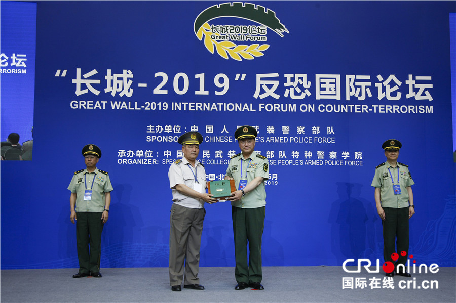 图片默认标题_fororder_武警部队司令员王宁上将为外方参会人员颁发证书。王涛摄