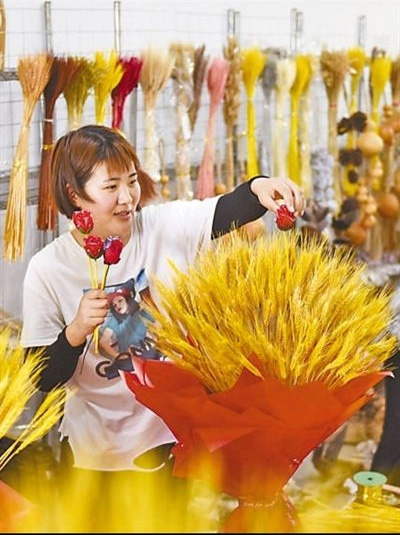 麦秸插出“致富花”