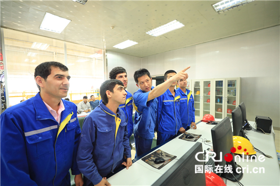图片默认标题_fororder_不同的语言，相同的目标--杜尚别电厂，特变电工正在指导塔国员工开展业务培训