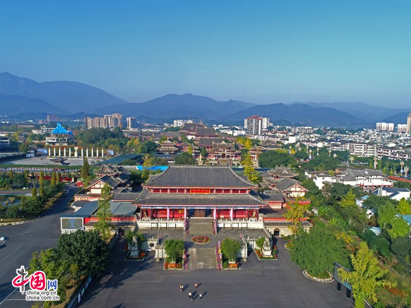 初冬峨眉山 佛教圣地强大的感召力