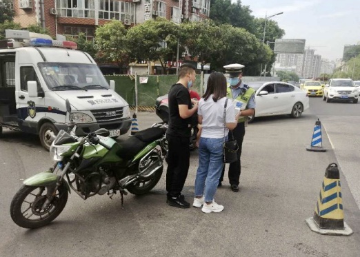 【OK】【B】重庆江北交巡警深入推进“一盔一带”交通秩序专项整治