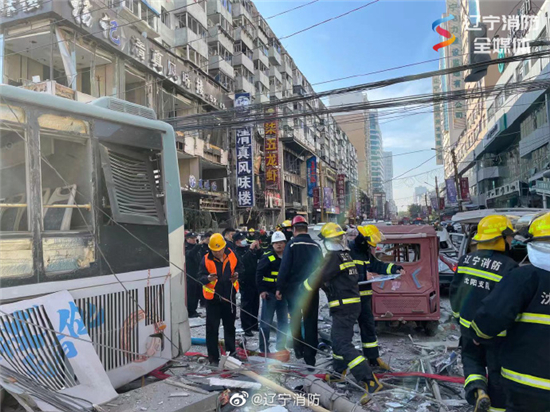 （等）图）沈阳太原街一饭店发生爆炸 已致3死30余人受伤_fororder_消防2