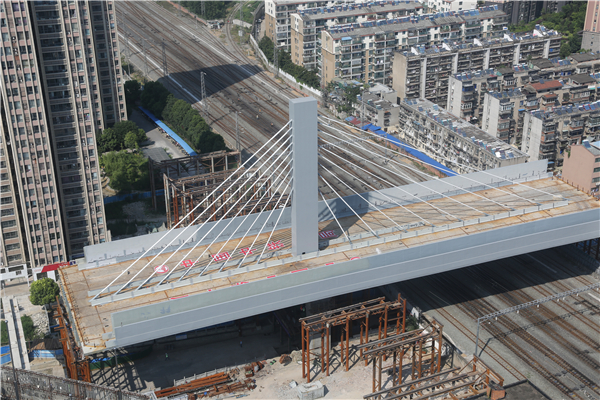 “转动”大桥的人——记襄阳东西轴线上跨铁路转体桥总工程师夜卫平_fororder_转体后的大桥.JPG