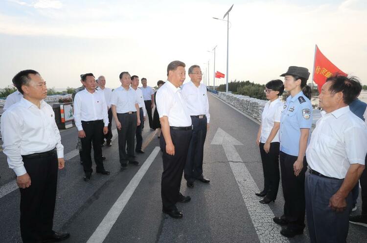图文故事丨习近平同这支赴汤蹈火的人民队伍