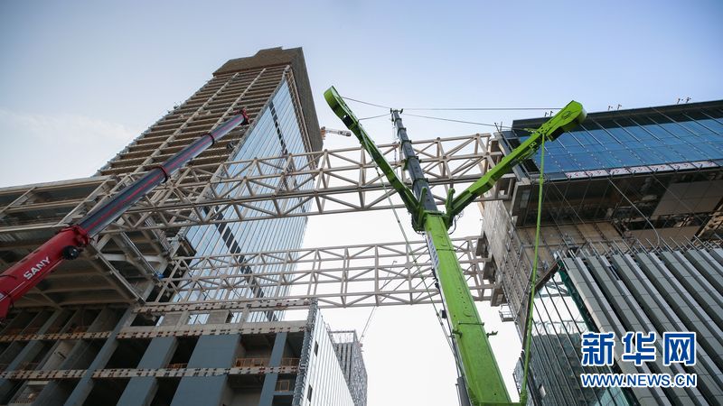 华中首个“云办公”双层钢连廊合龙