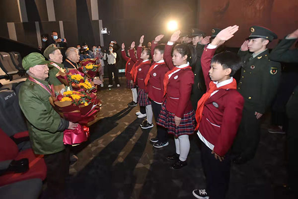 内江志愿军老兵受邀观看电影《长津湖》_fororder_2少先队员像老兵致敬（摄影-黄正华）