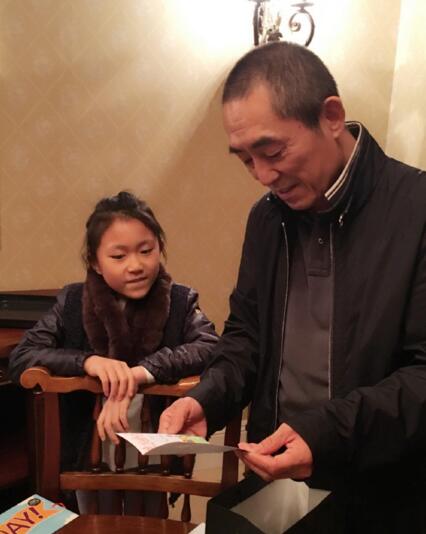 陈婷晒张艺谋庆生照 女儿送精致手绘贺卡