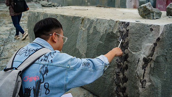 内江：隆昌市发现距今约1.6亿年前的恐龙化石_fororder_2技术人员现场测算恐龙化石骨骼大小（供图-隆昌市委宣传部）