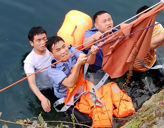 贵州思南“90后”民警乌江勇救8岁落水小孩