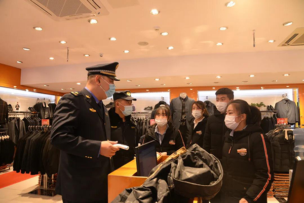 防疫有序｜战“疫”党员冲锋在前 扎实做好疫情防控和城市管理工作_fororder_赵洋和队员开展街面巡查-供图-成都市城管委