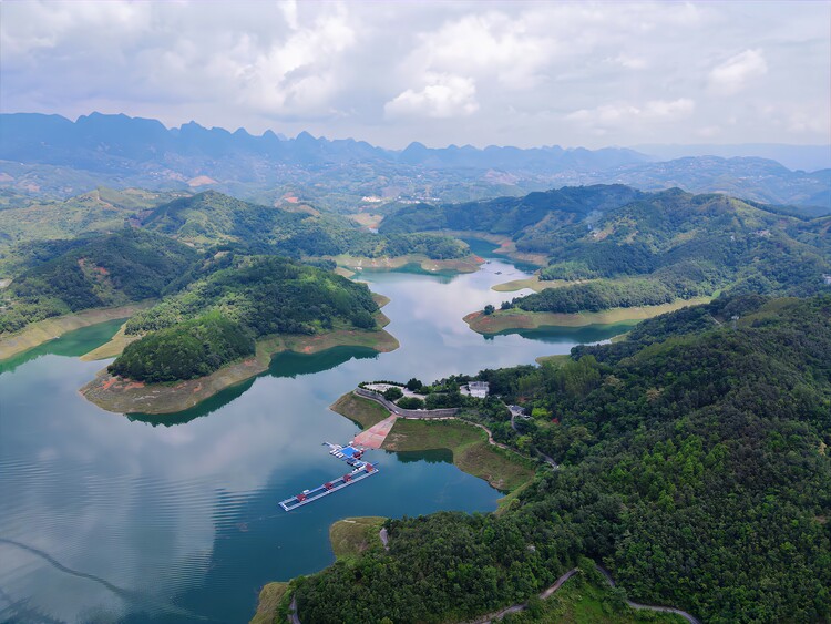 （中首）黔西南：万峰叠绿