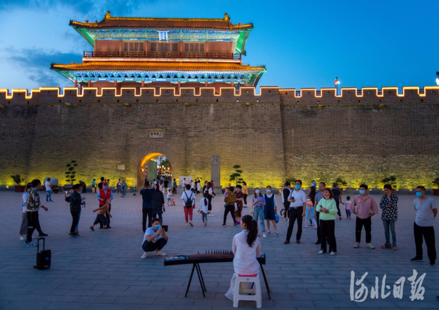 河北正定：古城夜色美