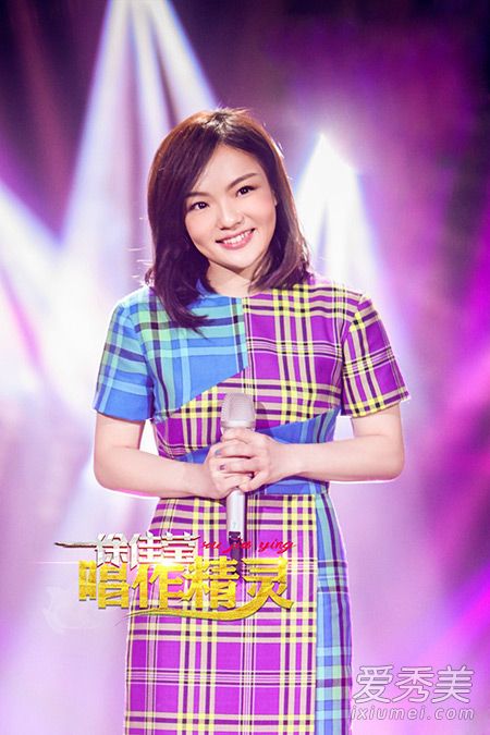 徐佳莹换衣服遭宠物狗偷看 网友哭笑不得