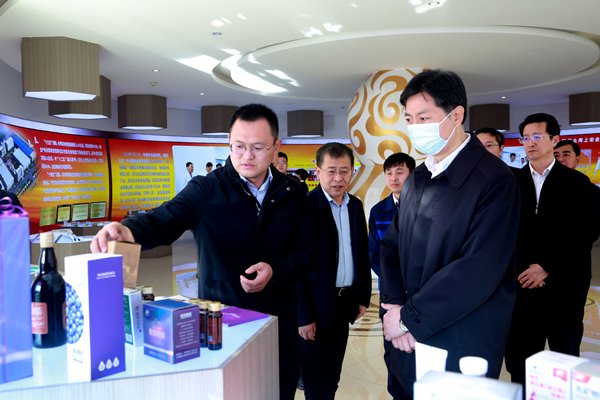 【吉林102901】吉林省副省长蔡东到延吉市调研医药健康产业发展情况_fororder_蔡东（右一）在吉林敖东药业集团延吉股份有限公司调研  摄影 李军广.JPG